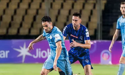 കളത്തിലിറങ്ങിയത് ആറ് വിദേശ താരങ്ങളുമായി; സെൽഫ് ഗോളിൽ തോൽവി വഴങ്ങി കേരള ബ്ലാസ്റ്റേഴ്‌സ്; സൂപ്പർ കപ്പിൽ നിന്നും പുറത്ത്; മുംബൈ സെമിയിൽ