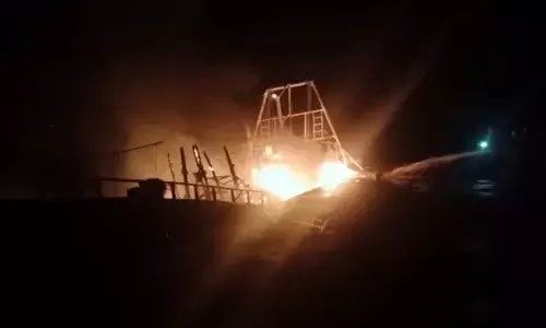 സാങ്കേതിക തകരാറിനെ തുടർന്ന് കരക്കെത്തിച്ചു; പിന്നാലെ മത്സ്യബന്ധന ബോട്ടിന് തീപിടിച്ചു