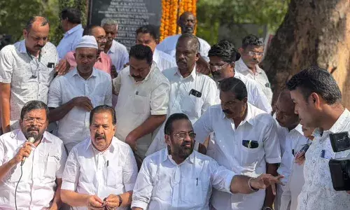 ആര്‍ ശങ്കര്‍ പ്രതിമയോട് കോര്‍പ്പറേഷന്‍ കാണിച്ചത് തികഞ്ഞ അനാദരവ്: രമേശ് ചെന്നിത്തല; പ്രതിഷേധിച്ച് കോണ്‍ഗ്രസ്