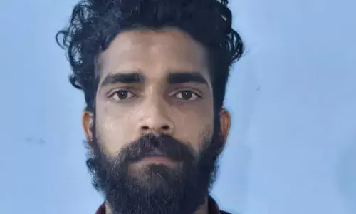 പതിമൂന്നാം മൈലിൽ സഞ്ചിയുമായി ഒരാളുടെ വരവ്; പോലീസിനെ കണ്ടതും പരുങ്ങൽ; പരിശോധനയിൽ കൈയ്യോടെ പൊക്കി; 22 കുപ്പി മദ്യവുമായി യുവാവ് പിടിയിൽ