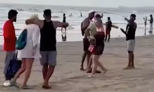 ബീച്ചിലെത്തിയ രണ്ട് വിദേശ വനിതകളെ കണ്ടതും യുവാക്കളുടെ ഷോ..; ബലമായി ചേർത്ത് പിടിച്ച് നിർത്തി ചിത്രങ്ങൾ എടുത്തും ദേഹത്ത് സ്പർശിച്ചും ശല്യം; ഞെട്ടിപ്പിക്കുന്ന ചിത്രങ്ങൾ പുറത്ത്