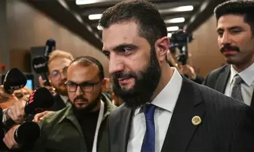 സിറിയന് പ്രസിഡന്റിനും ആഭ്യന്തരമന്ത്രിക്കും എതിരായ വിലക്ക് പിന്വലിച്ച് ബ്രിട്ടണ്; തീരുമാനം അഹമ്മദ് അല്-ഷറ ട്രംപുമായി കൂടിക്കാഴ്ച്ച നടത്താനിരിക്കവേ സിറിയന് പ്രസിഡന്റിനും ആഭ്യന്തരമന്ത്രിക്കും എതിരായ വിലക്ക് പിന്വലിച്ച് ബ്രിട്ടണ്; തീരുമാനം അഹമ്മദ് അല്-ഷറ ട്രംപുമായി കൂടിക്കാഴ്ച്ച നടത്താനിരിക്കവേ