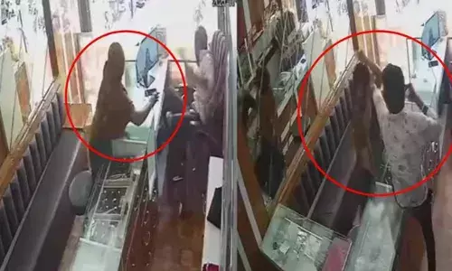 ജ്വല്ലറി ഉടമയുടെ കണ്ണില്‍ മുളകുപൊടിയെറിഞ്ഞ് മോഷണ ശ്രമം; ഒഴിഞ്ഞുമാറി; പിന്നാലെ മോഷ്ടാവിനെ മര്‍ദ്ദിച്ച് ഉടമ