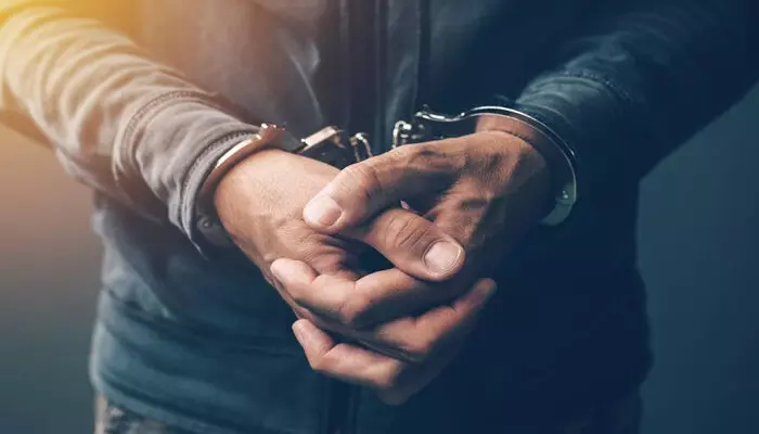 ഭാര്യയെ കൊലപ്പെടുത്തി; പിടിക്കപ്പെടാതിരിക്കാന് വ്യാജ ആത്മഹത്യാ കുറിപ്പ് തയ്യാറാക്കിയ ശേഷം നാടു വിട്ടു; 15 വര്ഷങ്ങള്ക്ക് ശേഷം പ്രതി പിടിയില് ഭാര്യയെ കൊലപ്പെടുത്തി; പിടിക്കപ്പെടാതിരിക്കാന് വ്യാജ ആത്മഹത്യാ കുറിപ്പ് തയ്യാറാക്കിയ ശേഷം നാടു വിട്ടു; 15 വര്ഷങ്ങള്ക്ക് ശേഷം പ്രതി പിടിയില്