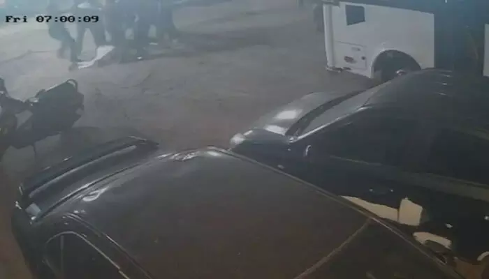 മലപ്പുറത്ത് പ്രവാസിയെ ക്രൂരമായി മര്ദിച്ച് വാഹനം കയറ്റി കൊല്ലാന് ശ്രമം; ഗുരുതര പരിക്കേറ്റ യുവാവ് ആശുപത്രിയില് മലപ്പുറത്ത് പ്രവാസിയെ ക്രൂരമായി മര്ദിച്ച് വാഹനം കയറ്റി കൊല്ലാന് ശ്രമം; ഗുരുതര പരിക്കേറ്റ യുവാവ് ആശുപത്രിയില്