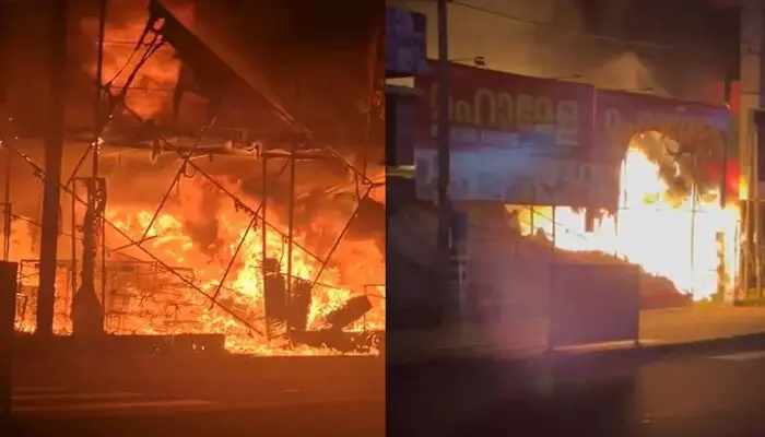 കോട്ടക്കലിലെ 200 രൂപ മഹാമേള സ്ഥാപനത്തില് വന് തീപിടിത്തം; ആളുകള് കുടുങ്ങി കിടക്കുന്നതായി റിപ്പോര്ട്ട് കോട്ടക്കലിലെ 200 രൂപ മഹാമേള സ്ഥാപനത്തില് വന് തീപിടിത്തം; ആളുകള് കുടുങ്ങി കിടക്കുന്നതായി റിപ്പോര്ട്ട്