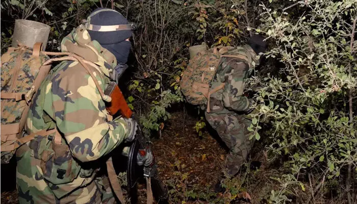 ജമ്മു കശ്മീരില് ഭീകരരുടെ നുഴഞ്ഞുകയറ്റ ശ്രമം; കുപ്വാരയില് ഏറ്റുമുട്ടലില് രണ്ട് ഭീകരരെ സൈന്യം വധിച്ചു; സുരക്ഷാ സേന തിരച്ചില് തുടരുന്നു ജമ്മു കശ്മീരില് ഭീകരരുടെ നുഴഞ്ഞുകയറ്റ ശ്രമം; കുപ്വാരയില് ഏറ്റുമുട്ടലില് രണ്ട് ഭീകരരെ സൈന്യം വധിച്ചു; സുരക്ഷാ സേന തിരച്ചില് തുടരുന്നു