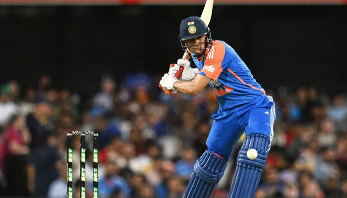 ഡ്വാര്‍ഷൂയിസിന്റെ ഓവറില്‍ തുടരെ നാല് ബൗണ്ടറികള്‍;  പവര്‍പ്ലേയില്‍ ആക്രമണം ഏറ്റെടുത്ത് ഗില്‍;  അഭിഷേകിനെ രണ്ട് വട്ടം കൈവിട്ട് ഓസ്‌ട്രേലിയ; ഇന്ത്യക്ക് മികച്ച തുടക്കം; പിന്നാലെ ഇടിമിന്നലും മഴയും