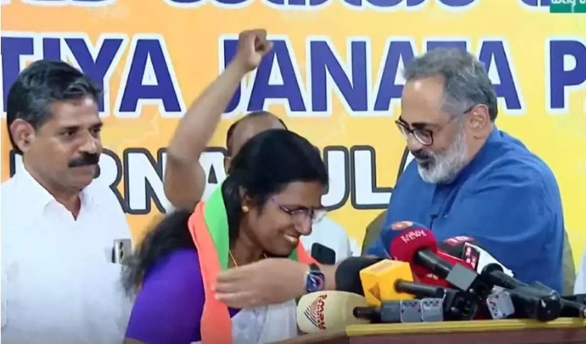 കൊച്ചി കോര്‍പ്പറേഷനിലെ യുഡിഎഫ് കൗണ്‍സിലര്‍ ബിജെപിയില്‍; രാജിവൈച്ചത് 15 വര്‍ഷമായി 49 ആം വാര്‍ഡ് കൗണ്‍സിലറായ സുനിത ഡിക്സന്‍; രാജീവ് ചന്ദ്രശേഖരനില്‍ നിന്നും അംഗത്വം ഏറ്റെടുത്തു