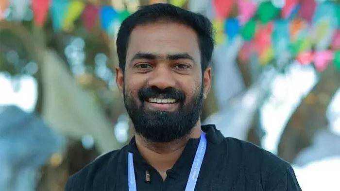 നാട്ടുകാരുടെ ചെലവില്‍ ആര്‍.എസ്.എസ് ഗീതം തത്കാലം പാടേണ്ട; അത് ശാഖയില്‍ തന്നെ മതി; വന്ദേഭാരത് ട്രെയിനിലെ ഗണഗീതത്തിന് എതിരെ വി കെ സനോജ്