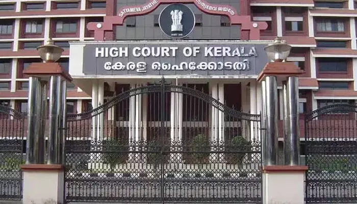 പ്ലാസ്റ്റിക് പരിസ്ഥിതിക്ക് ദോഷം; ശബരിമലയിൽ ഷാംപൂ പാക്കറ്റുകൾ വിലക്കി; രാസ കുങ്കുമത്തിന്റെ വിൽപന തടഞ്ഞു; ഉത്തരവുമായി ഹൈക്കോടതി പ്ലാസ്റ്റിക് പരിസ്ഥിതിക്ക് ദോഷം; ശബരിമലയിൽ ഷാംപൂ പാക്കറ്റുകൾ വിലക്കി; രാസ കുങ്കുമത്തിന്റെ വിൽപന തടഞ്ഞു; ഉത്തരവുമായി ഹൈക്കോടതി