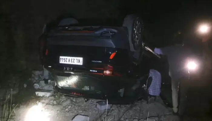 നിയന്ത്രണം വിട്ട കാര് വീടിന്റെ മതിൽ തകർത്ത് തലകീഴായി മറിഞ്ഞു; യുവാവിന് പരിക്ക്; സംഭവം തിരുവനന്തപുരത്ത് നിയന്ത്രണം വിട്ട കാര് വീടിന്റെ മതിൽ തകർത്ത് തലകീഴായി മറിഞ്ഞു; യുവാവിന് പരിക്ക്; സംഭവം തിരുവനന്തപുരത്ത്