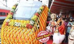 കേരളത്തിലെ ഐടിക്കാര്ക്കും വിനോദസഞ്ചാരികള്ക്കും വിദ്യാര്ത്ഥികള്ക്കുമടക്കം ഇനി അതിവേഗയാത്ര; എറണാകുളം-ബെംഗളൂരു വന്ദേഭാരത് ഫ്ളാഗ് ഓഫ് നിര്വഹിച്ച് പ്രധാനമന്ത്രി; യാത്രയ്ക്ക് വേണ്ടത് 8.40 മണിക്കൂര് മാത്രം; സമയക്രമം ഇങ്ങനെ കേരളത്തിലെ ഐടിക്കാര്ക്കും വിനോദസഞ്ചാരികള്ക്കും വിദ്യാര്ത്ഥികള്ക്കുമടക്കം ഇനി അതിവേഗയാത്ര; എറണാകുളം-ബെംഗളൂരു വന്ദേഭാരത് ഫ്ളാഗ് ഓഫ് നിര്വഹിച്ച് പ്രധാനമന്ത്രി; യാത്രയ്ക്ക് വേണ്ടത് 8.40 മണിക്കൂര് മാത്രം; സമയക്രമം ഇങ്ങനെ