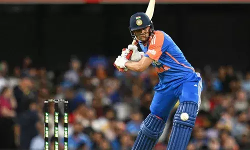 ഡ്വാര്‍ഷൂയിസിന്റെ ഓവറില്‍ തുടരെ നാല് ബൗണ്ടറികള്‍;  പവര്‍പ്ലേയില്‍ ആക്രമണം ഏറ്റെടുത്ത് ഗില്‍;  അഭിഷേകിനെ രണ്ട് വട്ടം കൈവിട്ട് ഓസ്‌ട്രേലിയ; ഇന്ത്യക്ക് മികച്ച തുടക്കം; പിന്നാലെ ഇടിമിന്നലും മഴയും