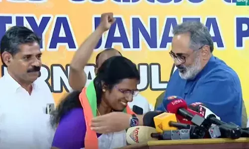 കൊച്ചി കോര്പ്പറേഷനിലെ യുഡിഎഫ് കൗണ്സിലര് ബിജെപിയില്; രാജിവൈച്ചത് 15 വര്ഷമായി 49 ആം വാര്ഡ് കൗണ്സിലറായ സുനിത ഡിക്സന്; രാജീവ് ചന്ദ്രശേഖരനില് നിന്നും അംഗത്വം ഏറ്റെടുത്തു കൊച്ചി കോര്പ്പറേഷനിലെ യുഡിഎഫ് കൗണ്സിലര് ബിജെപിയില്; രാജിവൈച്ചത് 15 വര്ഷമായി 49 ആം വാര്ഡ് കൗണ്സിലറായ സുനിത ഡിക്സന്; രാജീവ് ചന്ദ്രശേഖരനില് നിന്നും അംഗത്വം ഏറ്റെടുത്തു