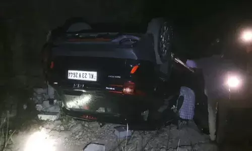 നിയന്ത്രണം വിട്ട കാര് വീടിന്റെ മതിൽ തകർത്ത് തലകീഴായി മറിഞ്ഞു; യുവാവിന് പരിക്ക്; സംഭവം തിരുവനന്തപുരത്ത് നിയന്ത്രണം വിട്ട കാര് വീടിന്റെ മതിൽ തകർത്ത് തലകീഴായി മറിഞ്ഞു; യുവാവിന് പരിക്ക്; സംഭവം തിരുവനന്തപുരത്ത്