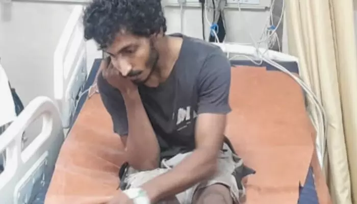 എക്സൈസിനെ കണ്ടതും യുവാവിന്റെ അതിരുവിട്ട പ്രവർത്തി; മെഡിക്കൽ കോളേജ് ആശുപത്രിയിൽ പ്രവേശിപ്പിച്ചു; വൈദ്യ പരിശോധന നടക്കുന്നുവെന്ന് ഡോക്ടർമാർ എക്സൈസിനെ കണ്ടതും യുവാവിന്റെ അതിരുവിട്ട പ്രവർത്തി; മെഡിക്കൽ കോളേജ് ആശുപത്രിയിൽ പ്രവേശിപ്പിച്ചു; വൈദ്യ പരിശോധന നടക്കുന്നുവെന്ന് ഡോക്ടർമാർ