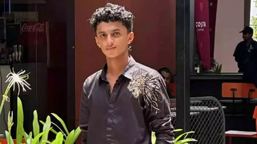 ഫോട്ടോ എടുക്കുന്നതിനിടെ കെട്ടിടത്തില് നിന്ന് വീണു; ദുബായില് യുവാവിന് ദാരുണാന്ത്യം; മരിച്ചത് വെള്ളിപറമ്പ് സ്വദേശി മുഹമ്മദ് മിശാല് ഫോട്ടോ എടുക്കുന്നതിനിടെ കെട്ടിടത്തില് നിന്ന് വീണു; ദുബായില് യുവാവിന് ദാരുണാന്ത്യം; മരിച്ചത് വെള്ളിപറമ്പ് സ്വദേശി മുഹമ്മദ് മിശാല്