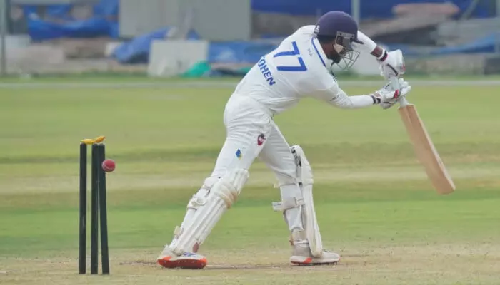 അര്ധ സെഞ്ചുറിയുമായി രോഹന് കുന്നുമ്മലും ബാബ അപരാജിത്തും; നാല് വിക്കറ്റുമായി ജയദേവ് ഉനദ്കട്ട്; കേരളം 233 റണ്സിന് പുറത്ത്; ആതിഥേയര്ക്ക് 73 റണ്സ് ലീഡ് അര്ധ സെഞ്ചുറിയുമായി രോഹന് കുന്നുമ്മലും ബാബ അപരാജിത്തും; നാല് വിക്കറ്റുമായി ജയദേവ് ഉനദ്കട്ട്; കേരളം 233 റണ്സിന് പുറത്ത്; ആതിഥേയര്ക്ക് 73 റണ്സ് ലീഡ്