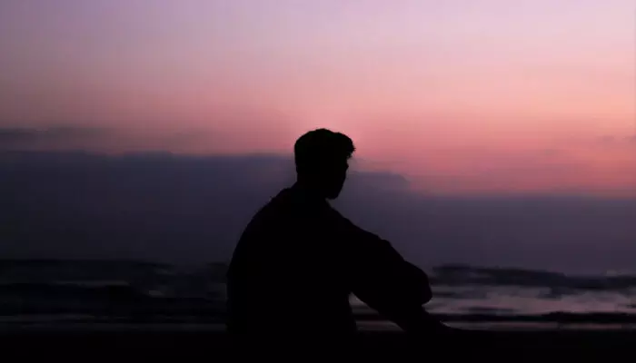 സംസാരത്തിൽ പന്തികേട് തോന്നി ആശുപത്രിയിലെത്തിച്ചു; ആലപ്പുഴ ബീച്ചിൽ വിഷം കഴിച്ച് കടലിൽ ചാടി ആത്മഹത്യാ ശ്രമം; യുവാവിനെ രക്ഷിച്ച് ടൂറിസം പൊലീസ് സംസാരത്തിൽ പന്തികേട് തോന്നി ആശുപത്രിയിലെത്തിച്ചു; ആലപ്പുഴ ബീച്ചിൽ വിഷം കഴിച്ച് കടലിൽ ചാടി ആത്മഹത്യാ ശ്രമം; യുവാവിനെ രക്ഷിച്ച് ടൂറിസം പൊലീസ്