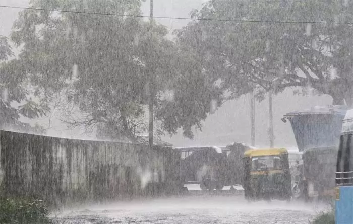 സംസ്ഥാനത്ത് തുലാവര്ഷം വീണ്ടും സജീവമായി; തിരുവനന്തപുരത്ത് ശക്തമായ മഴ; അരുവിക്കര ഡാമിന്റെ ഷട്ടര് ഉയര്ത്തും; നാലു ജില്ലകളില് യെല്ലോ അലര്ട്ട് സംസ്ഥാനത്ത് തുലാവര്ഷം വീണ്ടും സജീവമായി; തിരുവനന്തപുരത്ത് ശക്തമായ മഴ; അരുവിക്കര ഡാമിന്റെ ഷട്ടര് ഉയര്ത്തും; നാലു ജില്ലകളില് യെല്ലോ അലര്ട്ട്