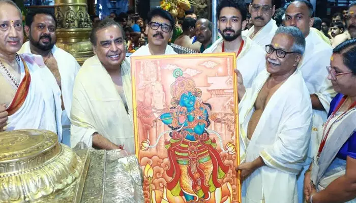 മൾട്ടി സ്പെഷ്യാലിറ്റി ആശുപത്രിക്കായി നൽകിയത് 15 കോടി; ഗുരുവായൂർ ക്ഷേത്രത്തിൽ ദർശനം നടത്തി മുകേഷ് അംബാനി മൾട്ടി സ്പെഷ്യാലിറ്റി ആശുപത്രിക്കായി നൽകിയത് 15 കോടി; ഗുരുവായൂർ ക്ഷേത്രത്തിൽ ദർശനം നടത്തി മുകേഷ് അംബാനി