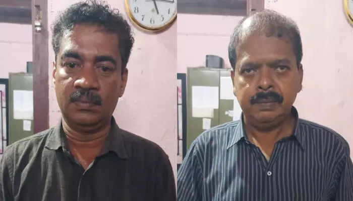 വാഹന പരിശോധനയിൽ പിടിച്ചെടുത്തത് 20 ലിറ്റർ ചാരായം; എക്സൈസിന്റെ വലയിലായത് ബേക്കറി ഉടമയും സുഹൃത്തും വാഹന പരിശോധനയിൽ പിടിച്ചെടുത്തത് 20 ലിറ്റർ ചാരായം; എക്സൈസിന്റെ വലയിലായത് ബേക്കറി ഉടമയും സുഹൃത്തും