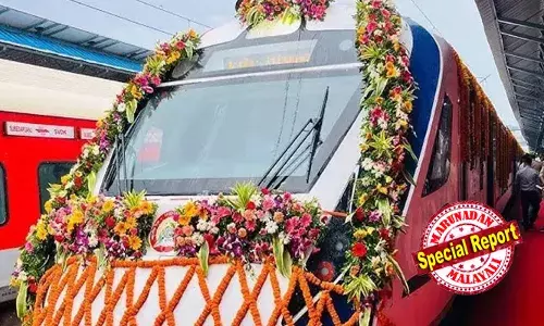 ഗണഗീതം വിവാദം നിറംകെടുത്തിയില്ല;  ബംഗളുരു- എറണാകുളം വന്ദേഭാരത് വമ്പന്‍ ഹിറ്റ്;  റിസര്‍വേഷന് വന്‍ തിരക്ക്; അതിവേഗം തീര്‍ന്ന് മടക്കയാത്ര ടിക്കറ്റ്;  പത്തു ദിവസത്തേക്ക് ടിക്കറ്റില്ല; ബുക്കിങ് കുതിക്കുന്നു;  പതിവ് സര്‍വീസ് 11ന് തുടങ്ങും