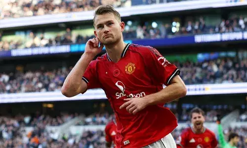 ആവേശപ്പോരിൽ സമനില പിടിച്ച് മാഞ്ചസ്റ്റർ യുണൈറ്റഡ്; ഇൻജുറി ടൈമിൽ ഗോൾ വല കുലുക്കിയത് മത്യാസ് ഡി​ലിറ്റ്; സ്വന്തം തട്ടകത്തിൽ വീണ്ടും നാണംകെട്ട് ടോ​ട്ട​ൻ​ഹാം ഹോ​ട്സ്പർ