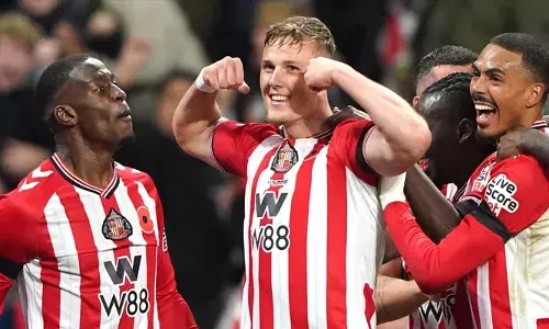 പ്രീമിയർ ലീഗിൽ ആഴ്സണലിന്റെ വിജയക്കുതിപ്പിന് തടയിട്ട് സണ്ടർലൻഡ്; ഇഞ്ചുറി ടൈമിൽ പീരങ്കിപ്പടയ്ക്ക് സമനിലപ്പൂട്ട്; ഓഫ് ലൈറ്റിൽ തലതാഴ്ത്തി ആർട്ടെറ്റയും സംഘവും