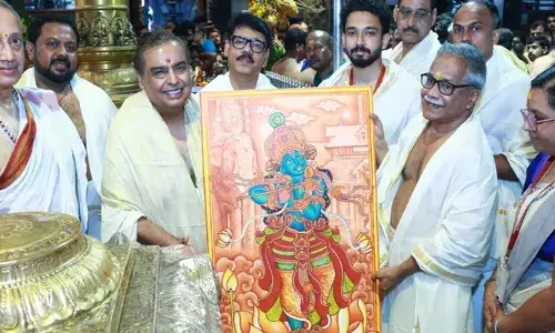 മൾട്ടി സ്പെഷ്യാലിറ്റി ആശുപത്രിക്കായി നൽകിയത് 15 കോടി; ഗുരുവായൂർ ക്ഷേത്രത്തിൽ ദർശനം നടത്തി മുകേഷ് അംബാനി