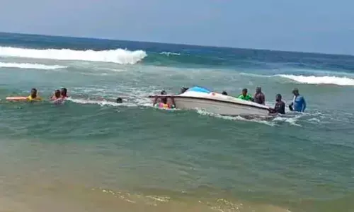 സ്പീഡ് ബോട്ട് മറിഞ്ഞ് അപകടം; രണ്ട് കുട്ടികൾ അടക്കം അഞ്ചുപേരെ രക്ഷപ്പെടുത്തി ലൈഫ് ഗാർഡുകൾ; സംഭവം കോവളത്ത്