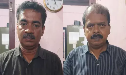 വാഹന പരിശോധനയിൽ പിടിച്ചെടുത്തത് 20 ലിറ്റർ ചാരായം; എക്സൈസിന്റെ വലയിലായത് ബേക്കറി ഉടമയും സുഹൃത്തും