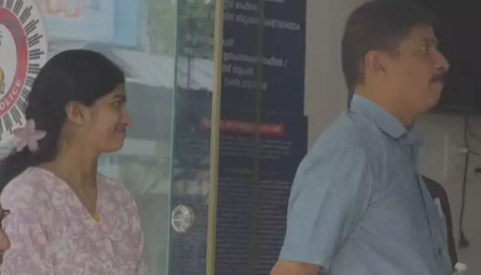 റോഡ് മുറിച്ചുകടക്കുന്നതിനിടെ ഒരു അസാധാരണ തിളക്കം ശ്രദ്ധിച്ചു; തിരിഞ്ഞും പിരിഞ്ഞും നോക്കാതെ കയ്യിലെടുത്ത് നേരെ വിട്ടത് പോലീസ് സ്റ്റേഷനിലേക്ക്; നാടിന് മാതൃകയായി ഒരു അച്ഛനും മകളും