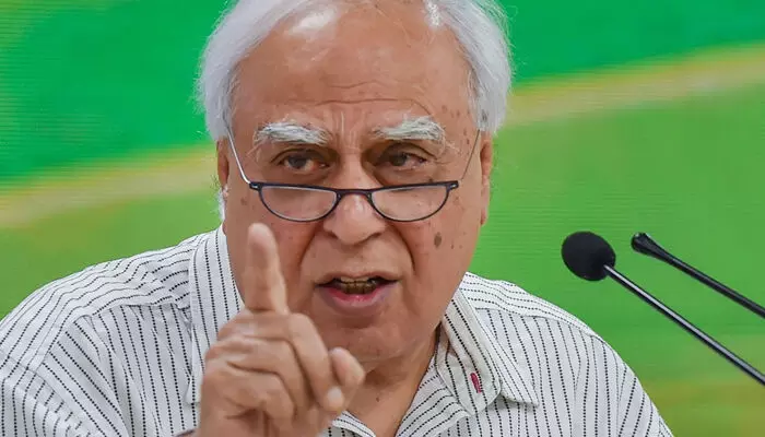 അന്ന് ആദ്യഘട്ട വോട്ടെടുപ്പ് നടക്കുന്നതിനിടെ ഹരിയാനയില്‍ നിന്ന് ബിഹാറിലേക്ക് നാല് സ്പെഷ്യൽ ട്രെയിനുകൾ; അതിൽ ആറായിരത്തോളം പേർ ഉണ്ടായിരിന്നു; ദുരൂഹത ആരോപിച്ച് കപില്‍ സിബല്‍