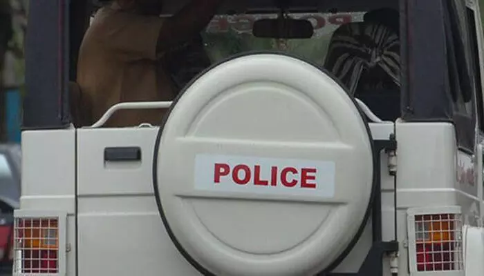 ഭയങ്കര..നെഞ്ചുവേദനയാണ് സാറെ..രക്ഷിക്കണം; പ്രതിയുടെ നിലവിളി കേട്ട് ആശുപത്രിയിലെത്തിച്ചു; പിന്നാലെ മുട്ടൻ പണി; മെഡിക്കൽ കോളേജ് ഐസിയുവിൽ നിന്ന് പ്രതി ചാടിപ്പോയി; തിരച്ചിൽ ഊർജിതം