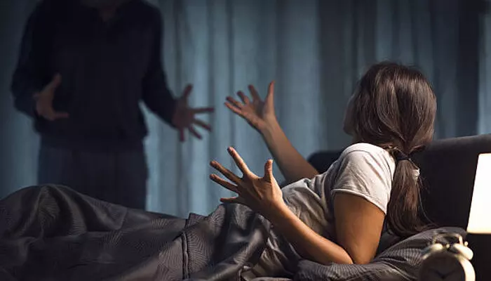 എല്ലാവരും ഉറങ്ങുന്ന സമയത്ത് അമ്മയുടെ നിലവിളി; അയൽവാസികൾ ഓടിയെത്തി വാതിൽ തുറന്നതും ദാരുണ കാഴ്ച; മുറി നിറച്ച് രക്തം; വഴക്കിനിടെ മക്കളുടെ മുന്നിലിട്ട് അരുംകൊല