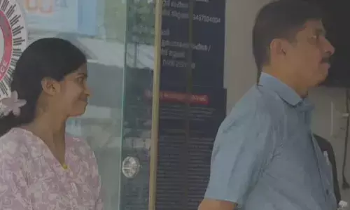 റോഡ് മുറിച്ചുകടക്കുന്നതിനിടെ ഒരു അസാധാരണ തിളക്കം ശ്രദ്ധിച്ചു; തിരിഞ്ഞും പിരിഞ്ഞും നോക്കാതെ കയ്യിലെടുത്ത് നേരെ വിട്ടത് പോലീസ് സ്റ്റേഷനിലേക്ക്; നാടിന് മാതൃകയായി ഒരു അച്ഛനും മകളും