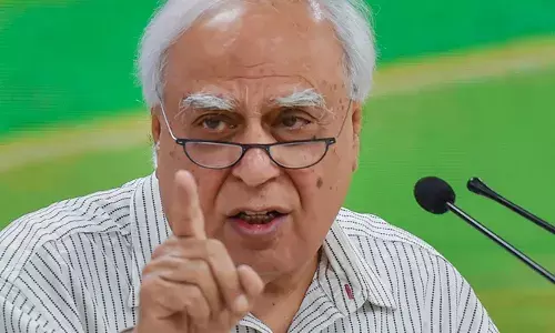 അന്ന് ആദ്യഘട്ട വോട്ടെടുപ്പ് നടക്കുന്നതിനിടെ ഹരിയാനയില്‍ നിന്ന് ബിഹാറിലേക്ക് നാല് സ്പെഷ്യൽ ട്രെയിനുകൾ; അതിൽ ആറായിരത്തോളം പേർ ഉണ്ടായിരിന്നു; ദുരൂഹത ആരോപിച്ച് കപില്‍ സിബല്‍