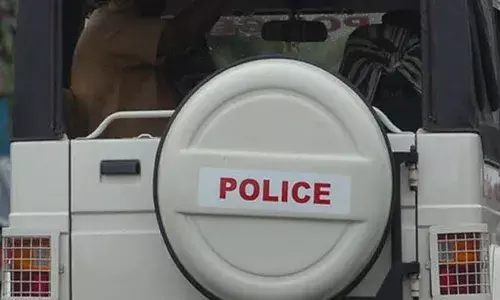 ഭയങ്കര..നെഞ്ചുവേദനയാണ് സാറെ..രക്ഷിക്കണം; പ്രതിയുടെ നിലവിളി കേട്ട് ആശുപത്രിയിലെത്തിച്ചു; പിന്നാലെ മുട്ടൻ പണി; മെഡിക്കൽ കോളേജ് ഐസിയുവിൽ നിന്ന് പ്രതി ചാടിപ്പോയി; തിരച്ചിൽ ഊർജിതം