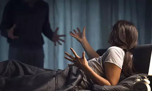 എല്ലാവരും ഉറങ്ങുന്ന സമയത്ത് അമ്മയുടെ നിലവിളി; അയൽവാസികൾ ഓടിയെത്തി വാതിൽ തുറന്നതും ദാരുണ കാഴ്ച; മുറി നിറച്ച് രക്തം; വഴക്കിനിടെ മക്കളുടെ മുന്നിലിട്ട് അരുംകൊല