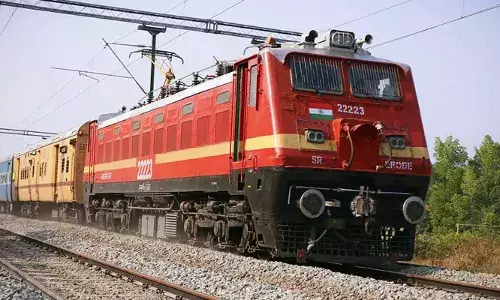 എറണാകുളം- പാലക്കാട് റൂട്ടിലൂടെ ഓടുന്ന ട്രെയിനുകളുടെ സ്വഭാവം ശരിയല്ല; രാവിലെ ജോലിക്ക് പോകുന്നവരും വിദ്യാർഥികളും തീരാ ദുരിതത്തിൽ; തിരിഞ്ഞു നോക്കാതെ അധികൃതർ