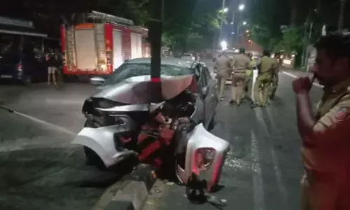 തിരുവനന്തപുരം പാറ്റൂരിൽ കാർ ഡിവൈഡറിലെ പോസ്റ്റിലേക്ക് ഇടിച്ചു കയറി അപകടം; നാല് പേർക്ക് പരിക്ക്; മൂന്ന് പേരുടെ നില ഗുരുതരം; ആശുപത്രിയിൽ പ്രവേശിപ്പിച്ചു