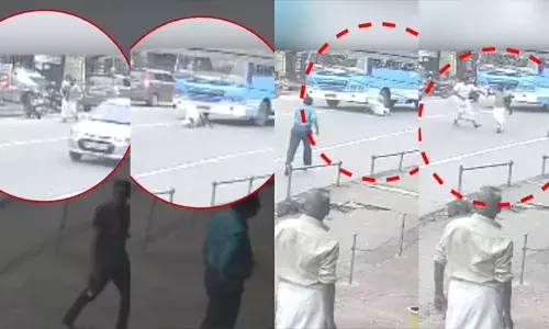 റോഡരികിലൂടെ മകനെയും എടുത്ത് ഓടി വന്ന പിതാവ്; പൊടുന്നനെ സ്വകാര്യ ബസിന് മുന്നിലേക്ക്  എടുത്ത് ചാടി; രക്ഷപ്പെട്ടത് തലനാരിഴക്ക്