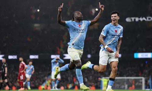 ഇംഗ്ലീഷ് പ്രീമിയർ ലീഗിൽ തോൽവി തുടർന്ന് ലിവർപൂൾ; മാഞ്ചസ്റ്റർ സിറ്റിയോട് പരാജയപ്പെട്ടത് എതിരില്ലാത്ത മൂന്ന് ഗോളുകൾക്ക്; പരിശീലകനായി 1000 മത്സരങ്ങൾ പൂർത്തിയാക്കി പെപ് ഗ്വാർഡിയോള