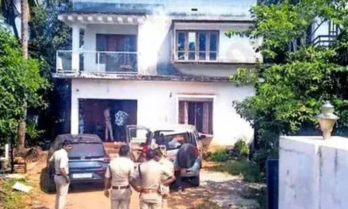 കാറിലെത്തിയ സംഘം വീടിന് നേരെ വെടിയുതിര്‍ത്തെന്ന് പതിനാലുകാരന്‍; സിസിടിവി ദൃശ്യങ്ങള്‍ കുരുക്കായി;  പൊലീസ് ചോദ്യം ചെയ്തപ്പോള്‍ ട്വിസ്റ്റ്‌