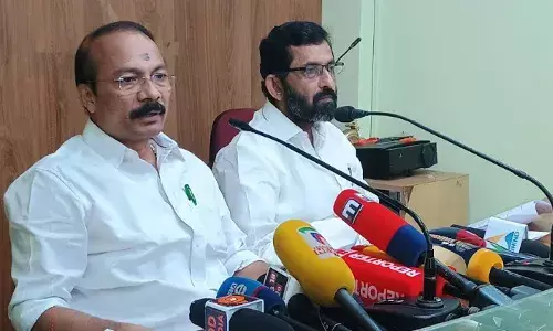 സ്വര്‍ണ മോഷണത്തെക്കുറിച്ച് ചോദിക്കരുത്; ഹൈക്കോടതിയുടെ പരിഗണനയിലുള്ളതിനാല്‍ അഭിപ്രായം പറയാനില്ല; മണ്ഡല-മകരവിളക്ക് ഒരുക്കങ്ങള്‍ മാത്രം പറഞ്ഞ് പടിയിറങ്ങുന്നതിന് മുന്‍പുള്ള വാര്‍ത്താസമ്മേളനവുമായി ദേവസ്വം ബോര്‍ഡ് പ്രസിഡന്റ് പി.എസ്. പ്രശാന്തും അംഗം അജികുമാറും; ഭക്തക്ഷേമ നിധി രൂപീകരിച്ച് സന്നിധാനത്ത് മരിക്കുന്നവരുടെ കുടുംബങ്ങള്‍ക്ക് 3 ലക്ഷം ധനസഹായം