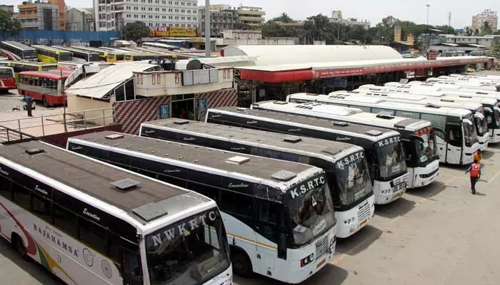 അതിർത്തി കടക്കാൻ കൂടുതൽ നികുതി ഈടാക്കുന്നു; അന്തർ സംസ്ഥാന ബസ് സമരം കൂടുതൽ സംസ്ഥാനങ്ങളിലേക്ക് വ്യാപിക്കുന്നു; സർവീസുകൾ പാതിയും നിർത്തി; വലഞ്ഞ് യാത്രക്കാർ