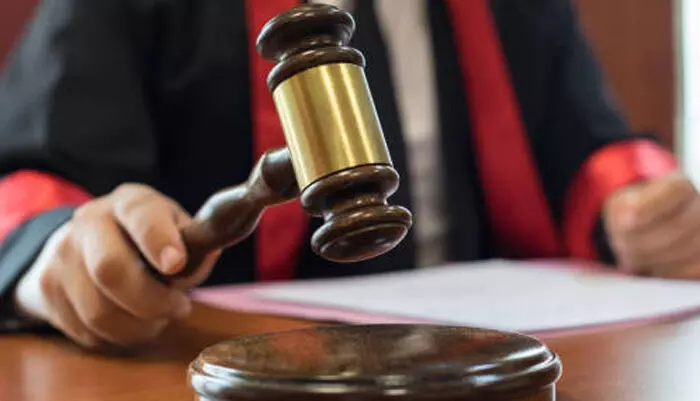 അഞ്ച് വയസ്സുകാരിയെ ബലാത്സംഗം ചെയ്ത് കൊലപ്പെടുത്താന്‍ ശ്രമിച്ച കേസില്‍ പത്ത് വയസ്സുള്ള പെണ്‍കുട്ടി കോടതിയില്‍ ഹാജരായി; കോടതി മുറിയില്‍ നിര്‍വികാരയായി പെണ്‍കുട്ടി