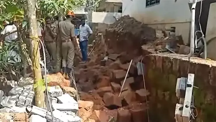 കോഴിക്കോട് നിര്‍മാണ പ്രവര്‍ത്തനത്തിനിടെ മതിലിടിഞ്ഞു വീണ് അപകടം; നാലു പേര്‍ക്ക് പരിക്ക്